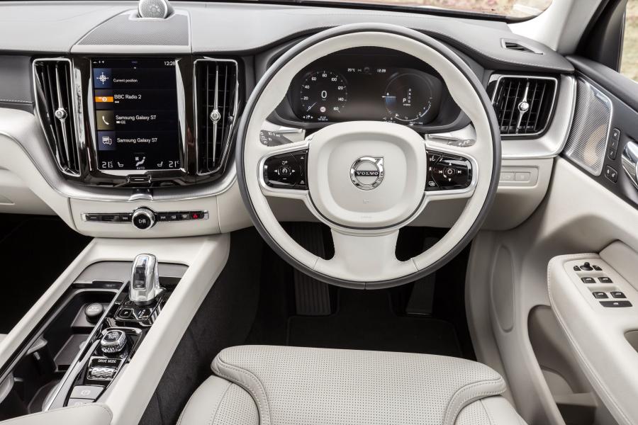 Торпедо Volvo XC60 T8 Inscription 2017 года  (UK) (фото 13 из 40)